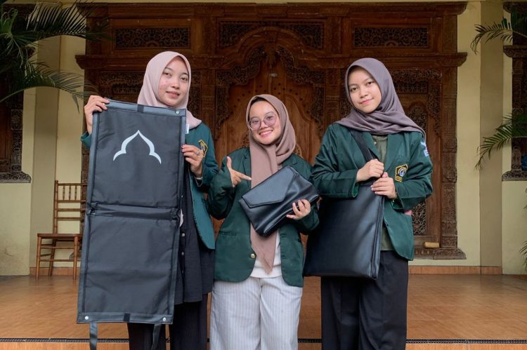 Kreasi Unik Mahasiswa Unissula, Sajadah Jadi Tas Jinjing