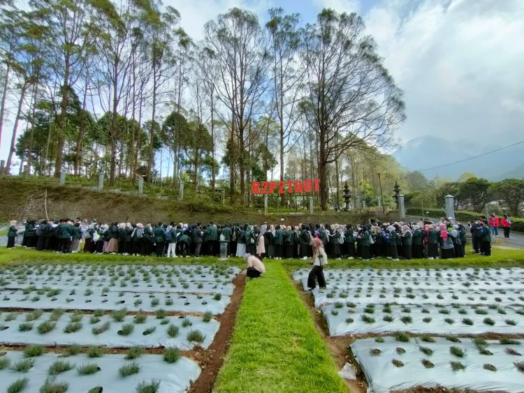 Mahsiswa Farmasi Unissula Belajar Tanaman Obat di Tawangmangu