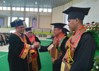 FH Unissula Lepas 601 Lulusan