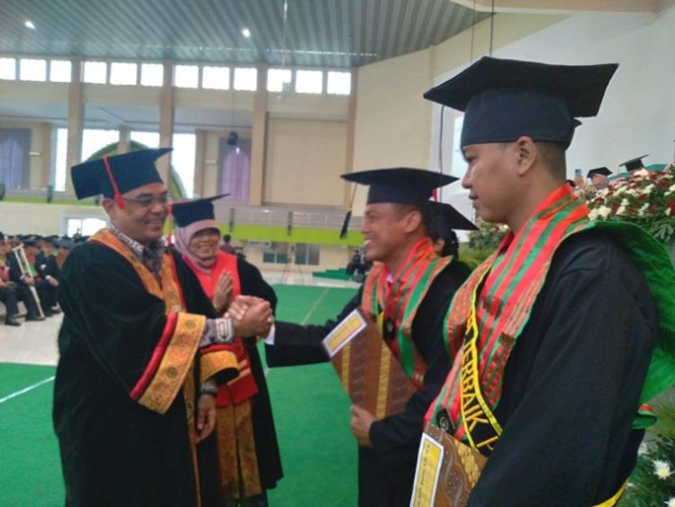 FH Unissula Lepas 601 Lulusan