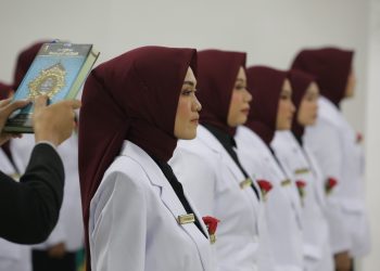 14 Bidan Baru Unissula Jalani Prosesi Sumpah