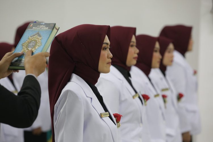 14 Bidan Baru Unissula Jalani Prosesi Sumpah