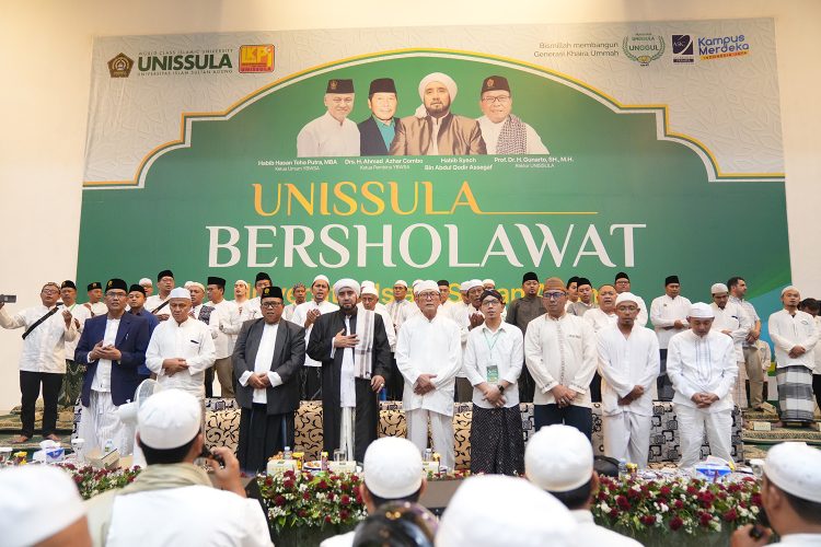 Habib Syech Pimpin Unissula Bersholawat