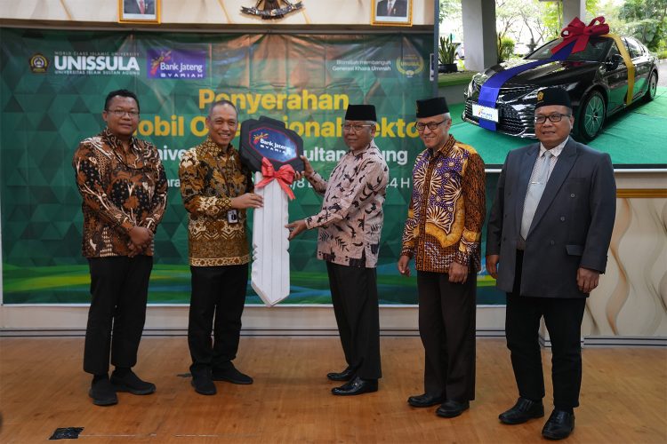 Unissula Terima Camry dari Bank Jateng Syariah
