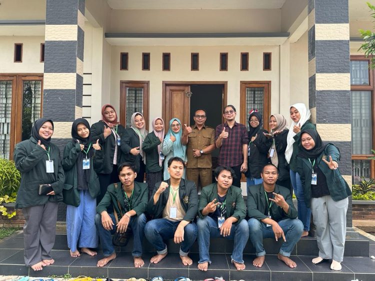 Mahasiswa KKN Unissula Disambut Kepala Desa Peron Sukorejo