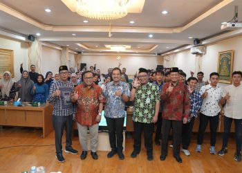 Hadir ke Unissula Yoyok Sukawi Serahkan 40 KIPK