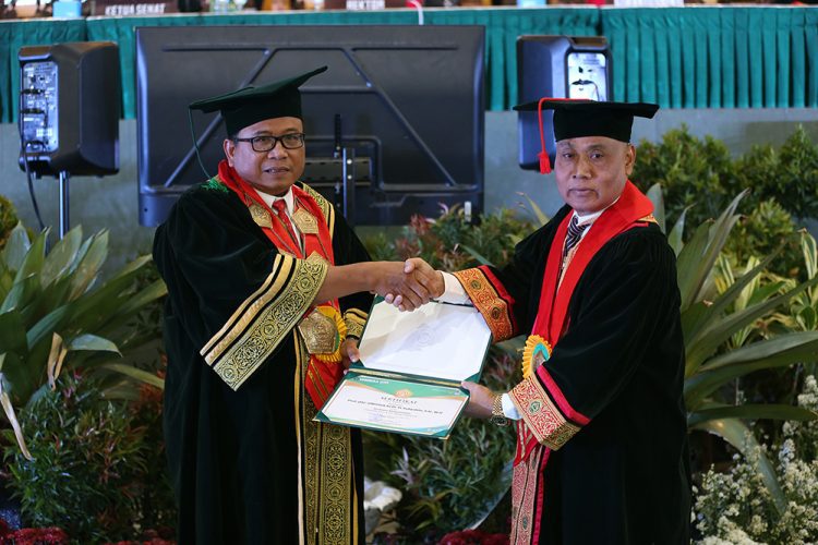 Dr Subyakto, Komisaris Utama BPR Arto Moro Raih Gelar Profesor dari Unissula