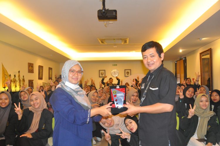 Perdalam Kompetensi Mahasiswa  Farmasi Unissula Kunjungi Industri Farmasi