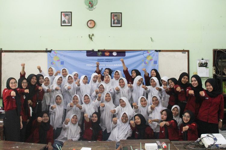 Mahasiswa Kebidanan Unissula Ajak  Siswa SMA Lebih Percaya Diri