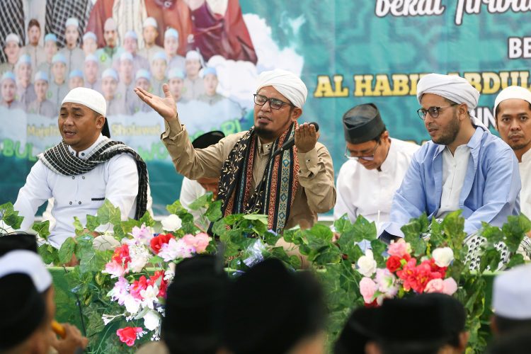 Dosen, Mahasiswa dan Karyawan Gelar FKIP Unissula Bersholawat
