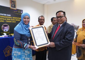 Dosen Unissula Terima Hak Paten