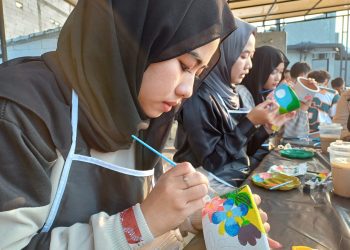 Peringati Hari Ibu Mahasiswa Ilmu Komunikasi Unissula Selenggarakan Pot Art Class