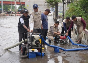 Unissula Lanjutkan Pengeringan Jalan Kaligawe