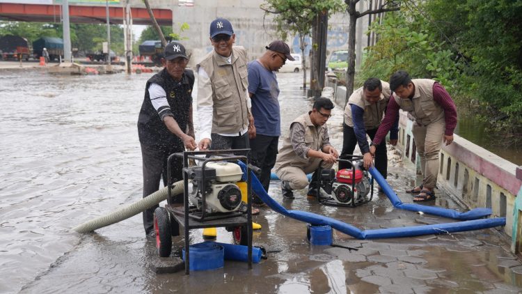 Unissula Lanjutkan Pengeringan Jalan Kaligawe