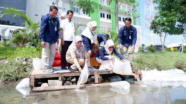 Peringati Hari Bumi Kedokteran Unissula Tebar 10.000 Benih Ikan