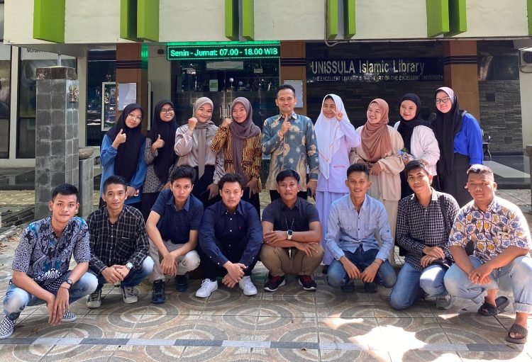 Prof Bahtiyar Fasilitasi Anak Pulau Bawean Kuliah Gratis di Unissula