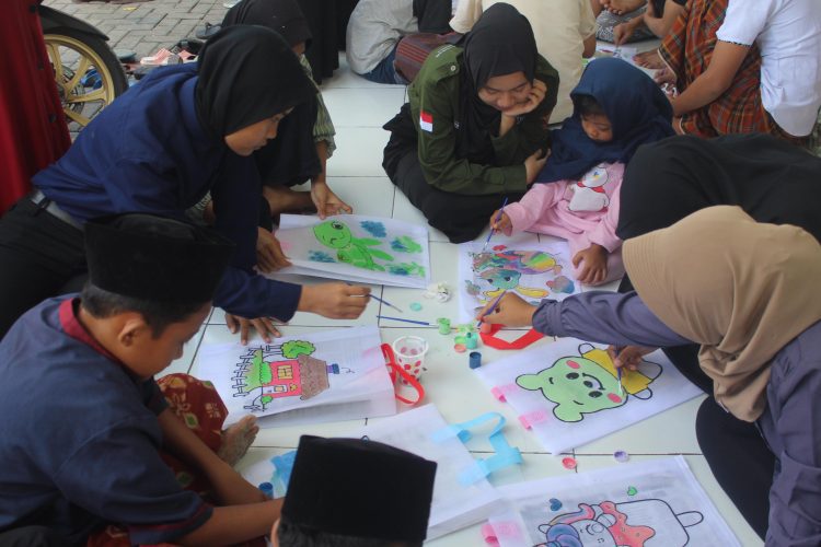 Himakom Unissula Berbagi Ceria di Cahaya Shofia