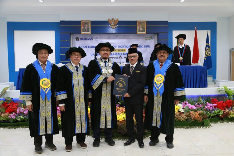 Teliti Strategi Pembangunan Jalan Tol Asep Suhana Raih Gelar Doktor di Program Doktor Teknik Sipil Unissula