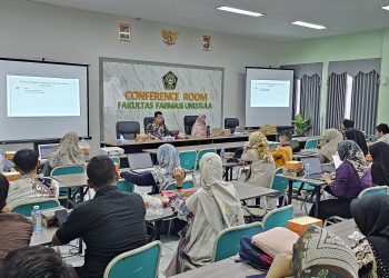 Fakultas Farmasi Beri Berbagai Penghargaan dari Dosen Terhits Sampai Tendik Tersolutif
