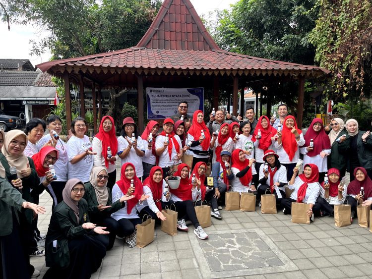 Mahasiswa Farmasi Unissula Sosialisasi Pembuatan Minuman Herbal