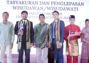 Dua Mahasiswa Thailand bersama 319 Mahasiswa FE Unissula Diwisuda