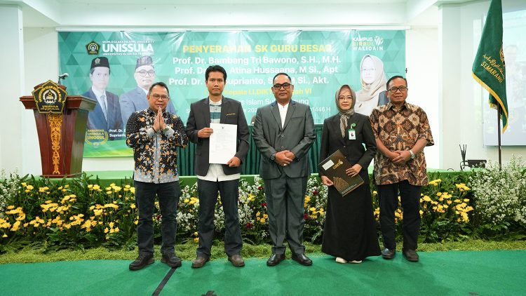Tiga Dosen Unissula Terima SK Profesor