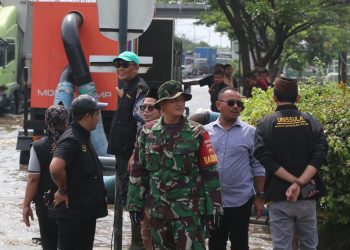 Unissula Bantu Keringkan Jalan Kaligawe