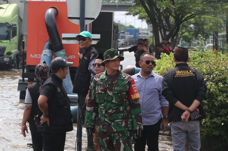 Unissula Bantu Keringkan Jalan Kaligawe