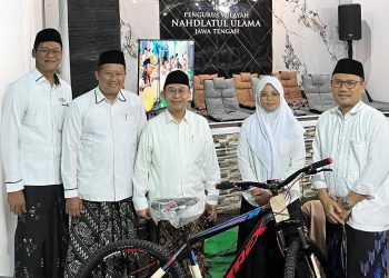 Cakap Berbahasa Inggris Mahasiswa Komunikasi Unissula Dihadiahi Sepeda Oleh PWNU Jateng