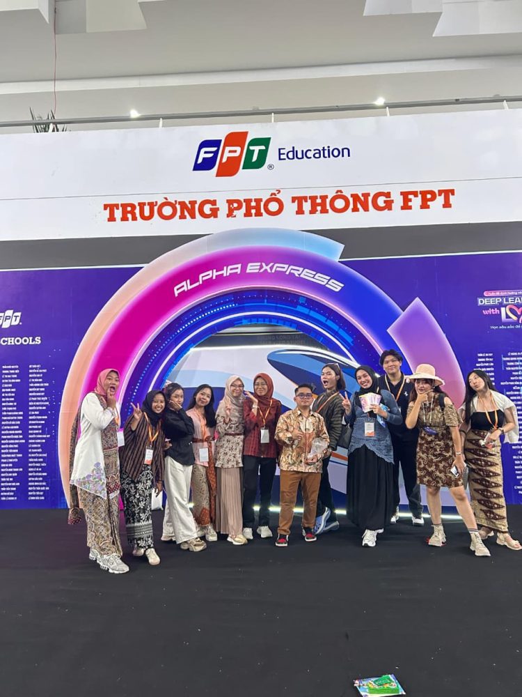 Lima Mahasiswa Unissula Hadiri ASEAN Week di Vietnam